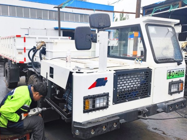 礦用無軌膠輪車水基自動(dòng)滅火裝置