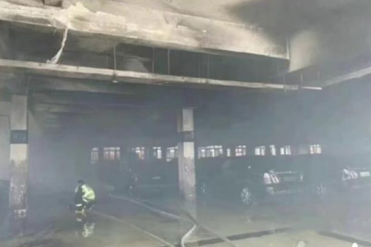 特斯拉鈑噴中心起火